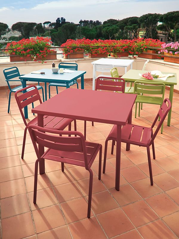 star chaises en metal peint rouge vert blanc avec table star t